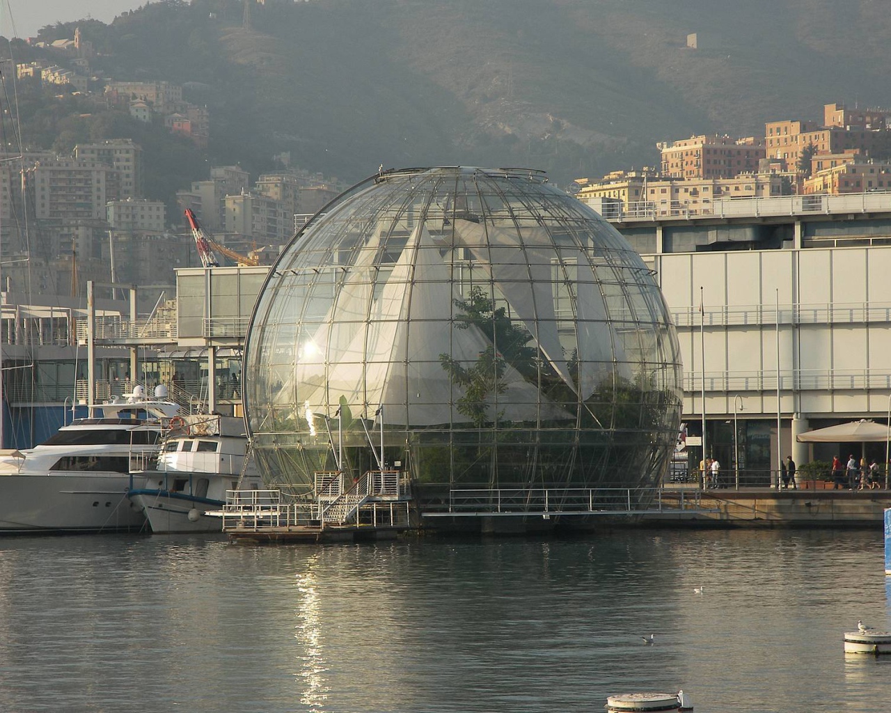 Стеклянный шар в Генуе, Италия