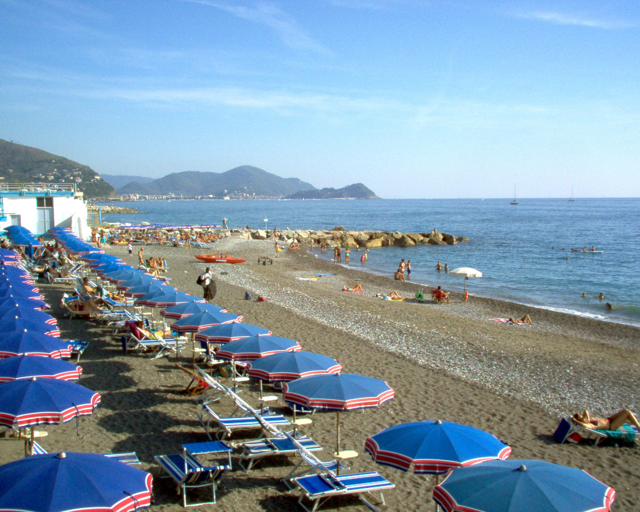 Золотой пляж на курорте Челле Лигуре, Италия