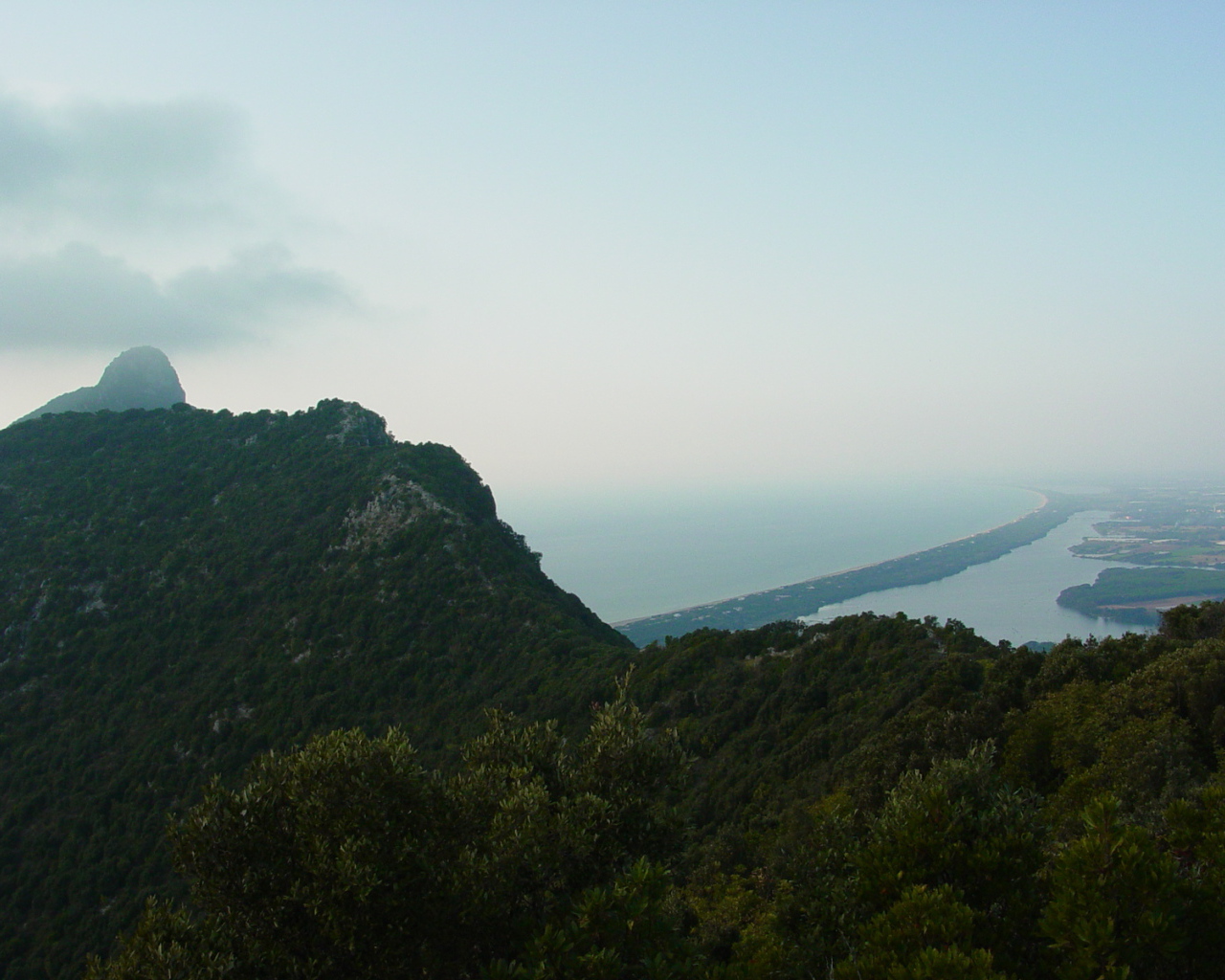Холм над заливом на курорте Сабаудия, Италия