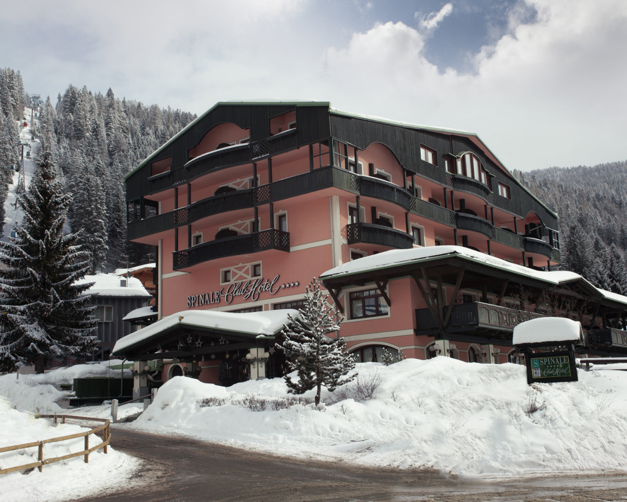 Отель Спинале на горнолыжном курорте Мадонна ди Кампильо, Италия