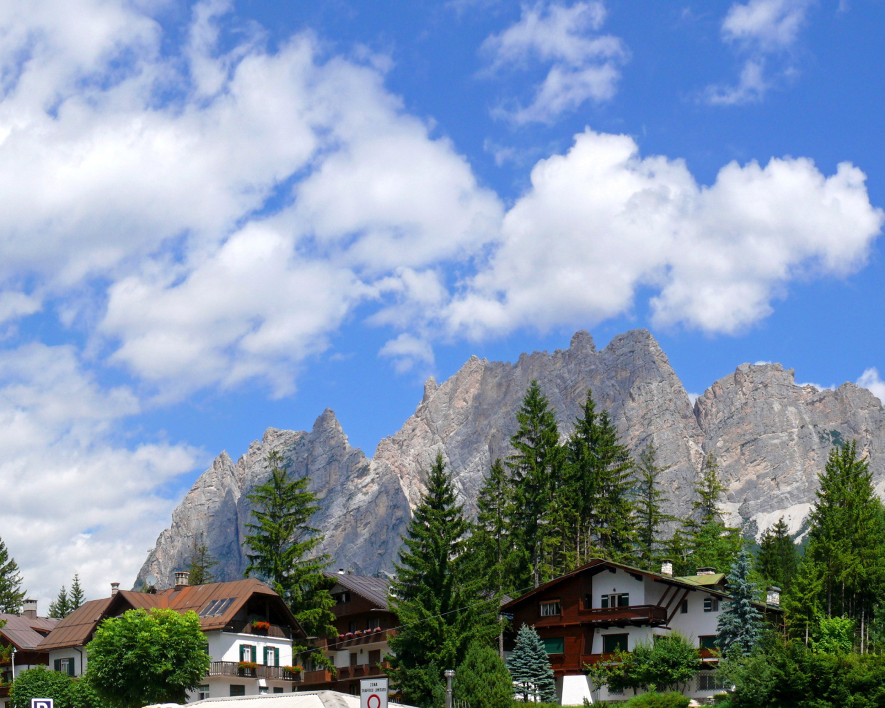 Гостиница на фоне гор на горнолыжном курорте Кортина д'Ампеццо, Италия