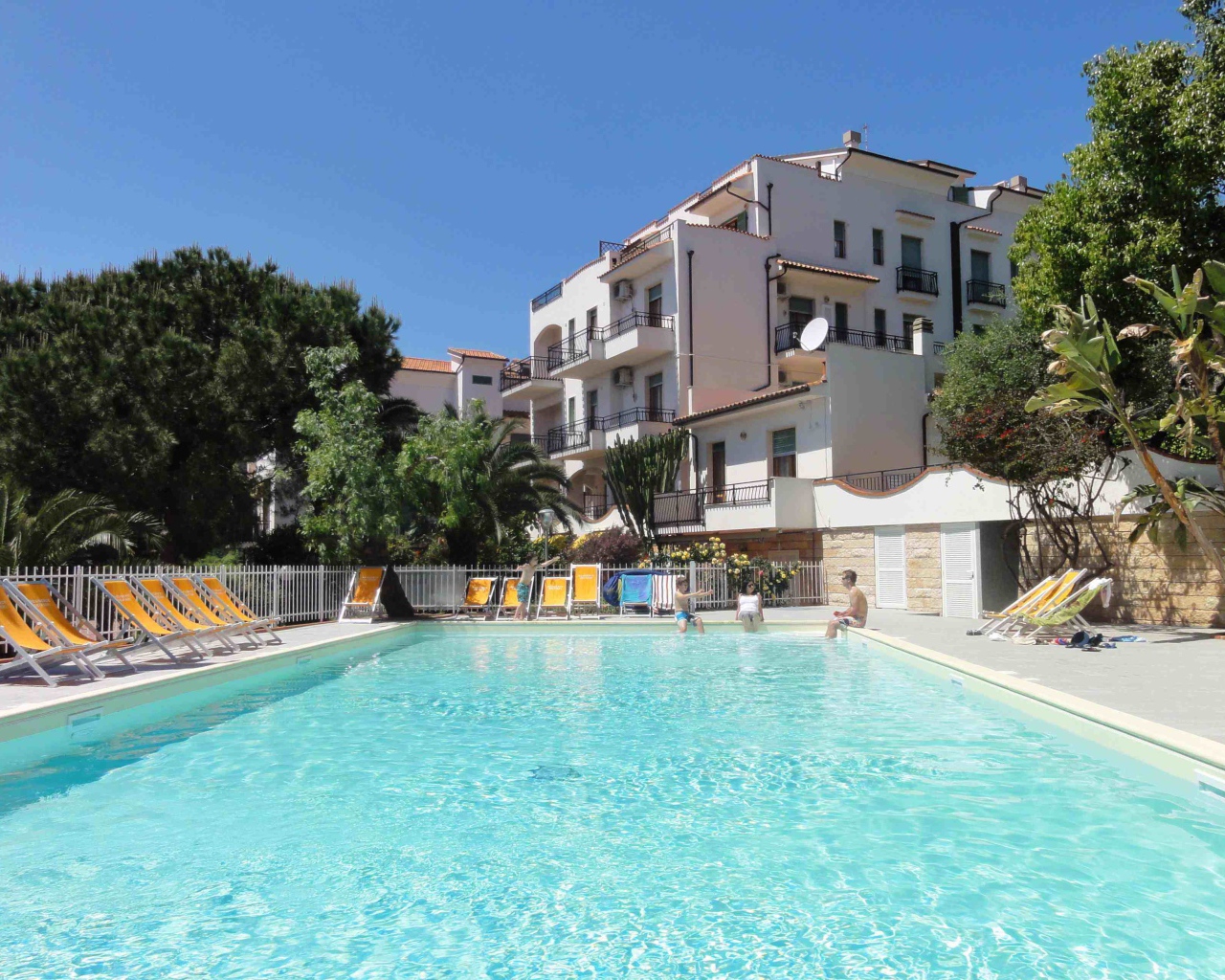 Гостиница на побережье на курорте в Пьетра Лигуре, Италия