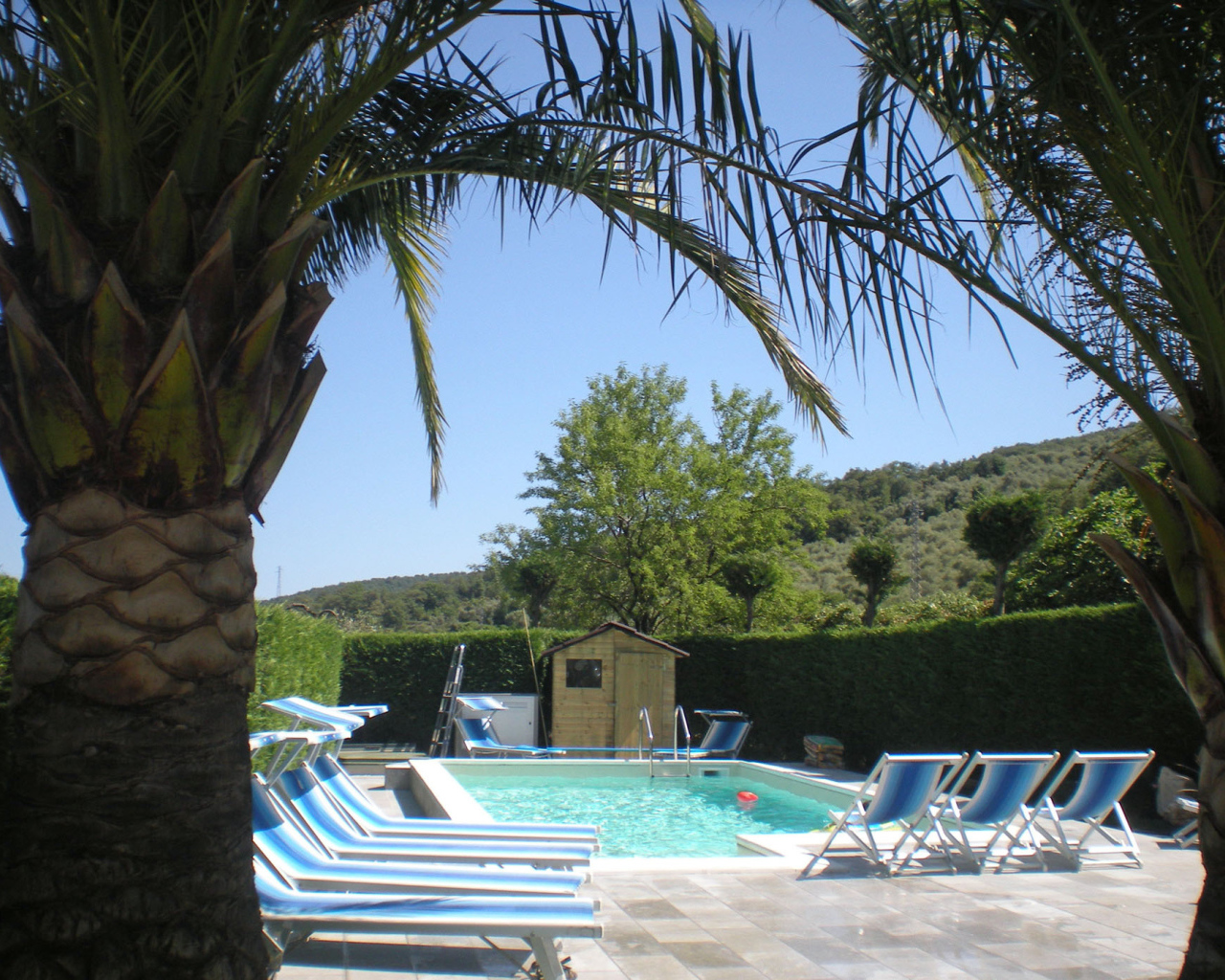 Бассейн в отеле на курорте Империя, Италия