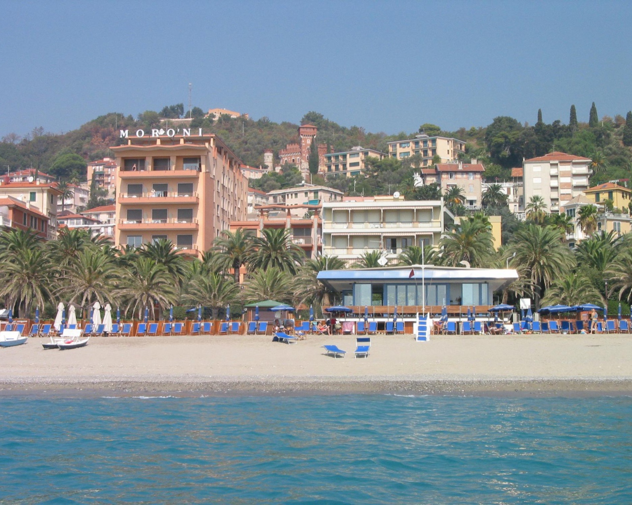 Отель на побережье на курорте Финале Лигуре, Италия