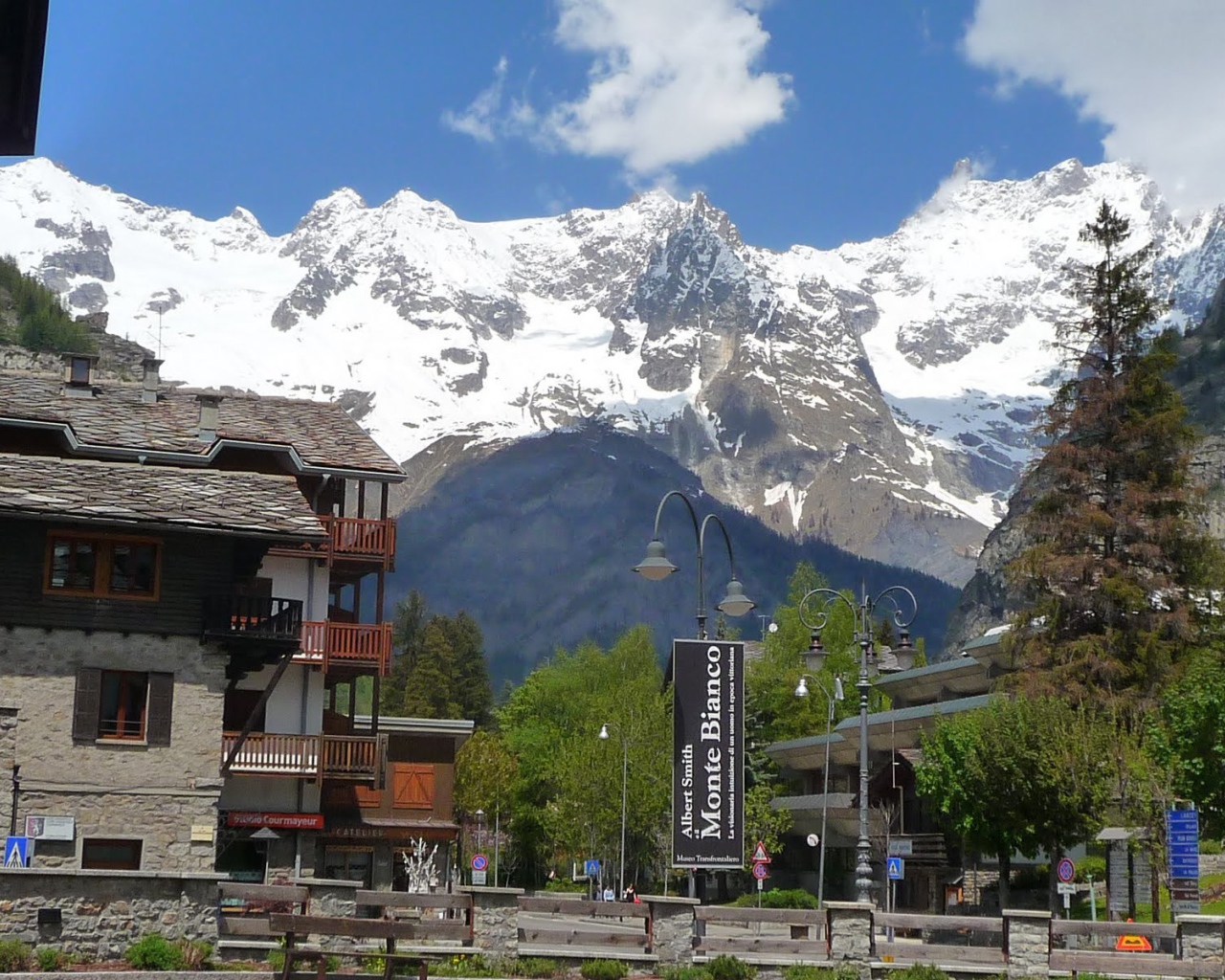 Дома на фоне гор на горнолыжном курорте Курмайор, Италия