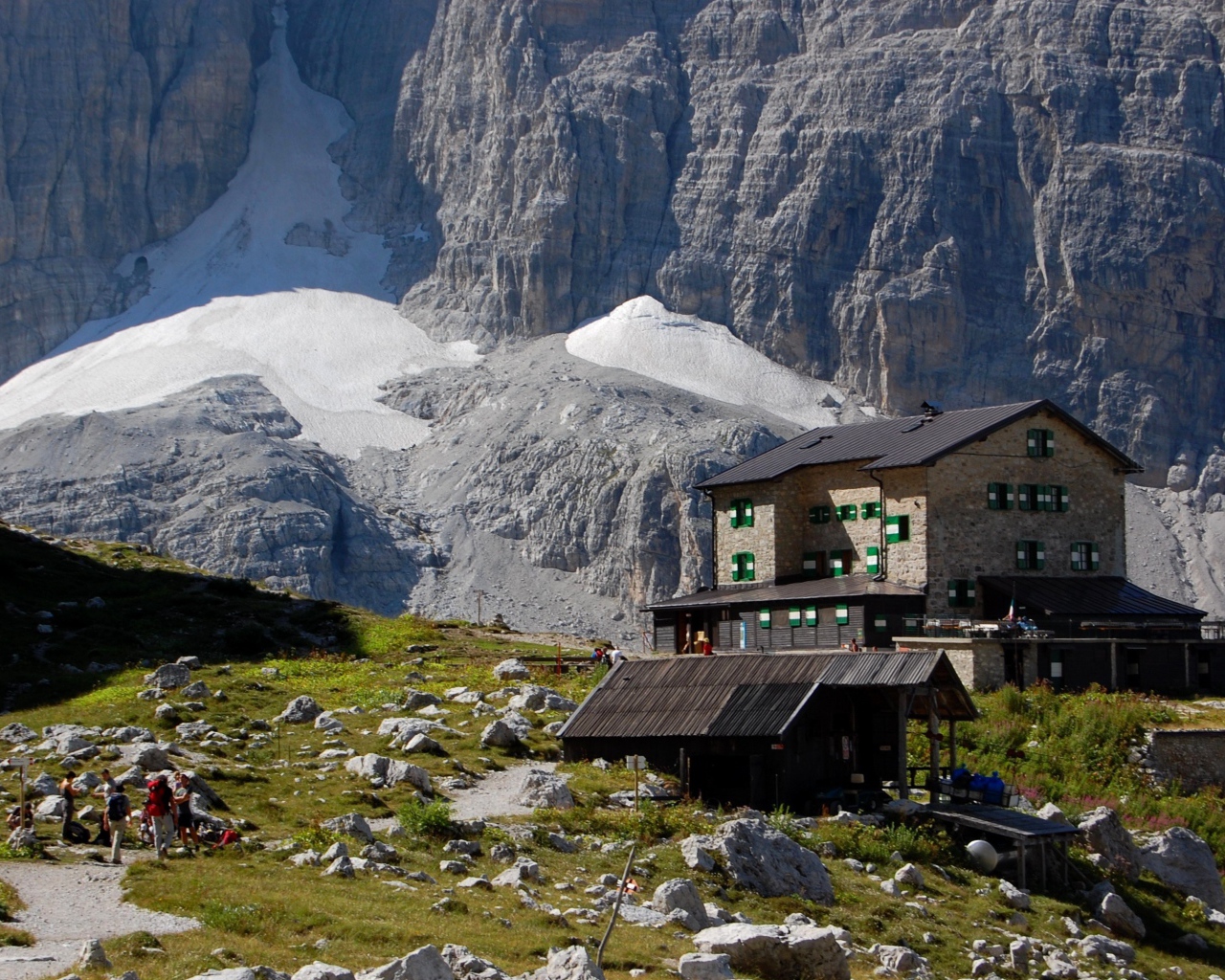 Дом на фоне гор на горнолыжном курорте Мадонна ди Кампильо, Италия