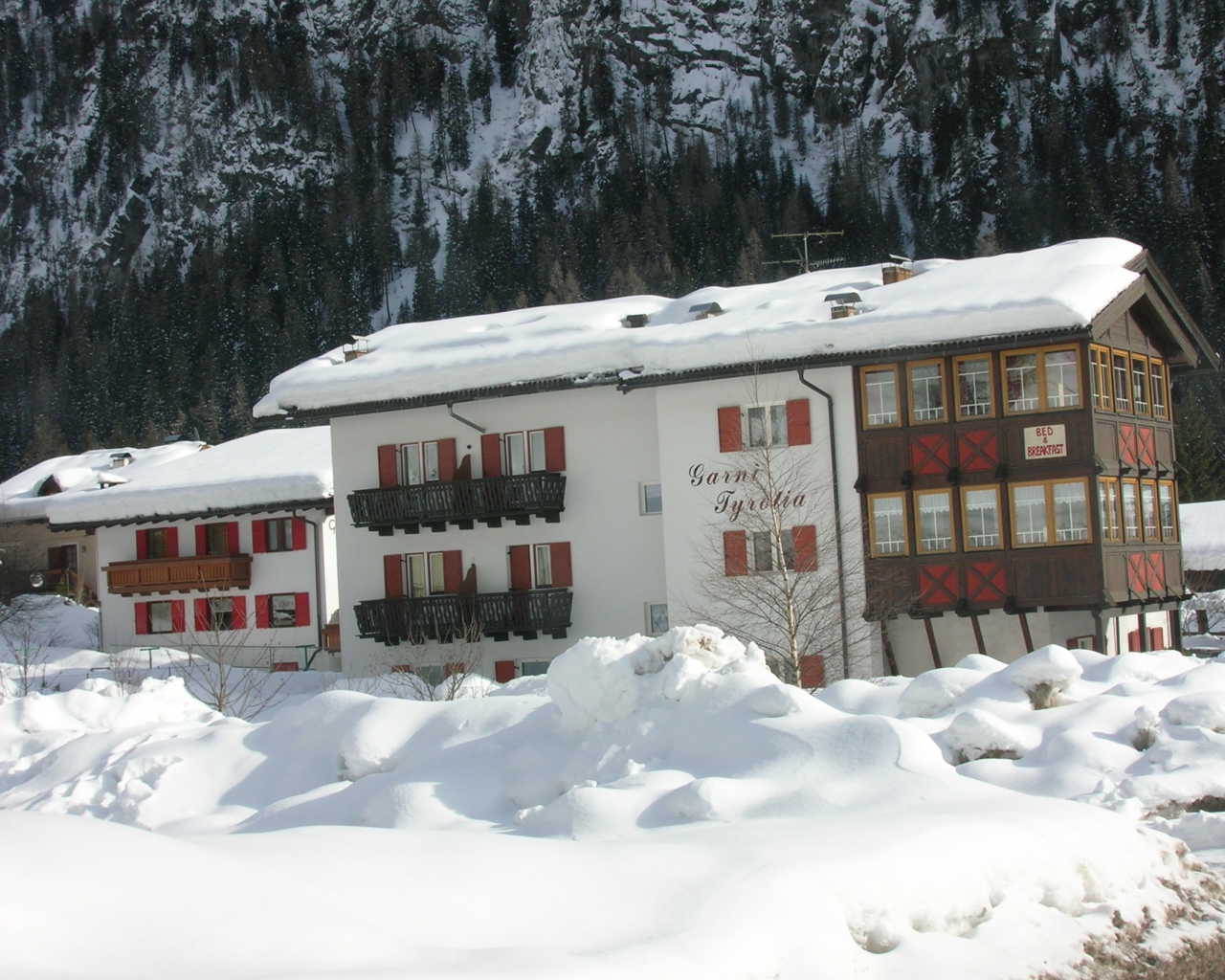 Дом на фоне гор на горнолыжном курорте Валь-Ди-Фасса, Италия