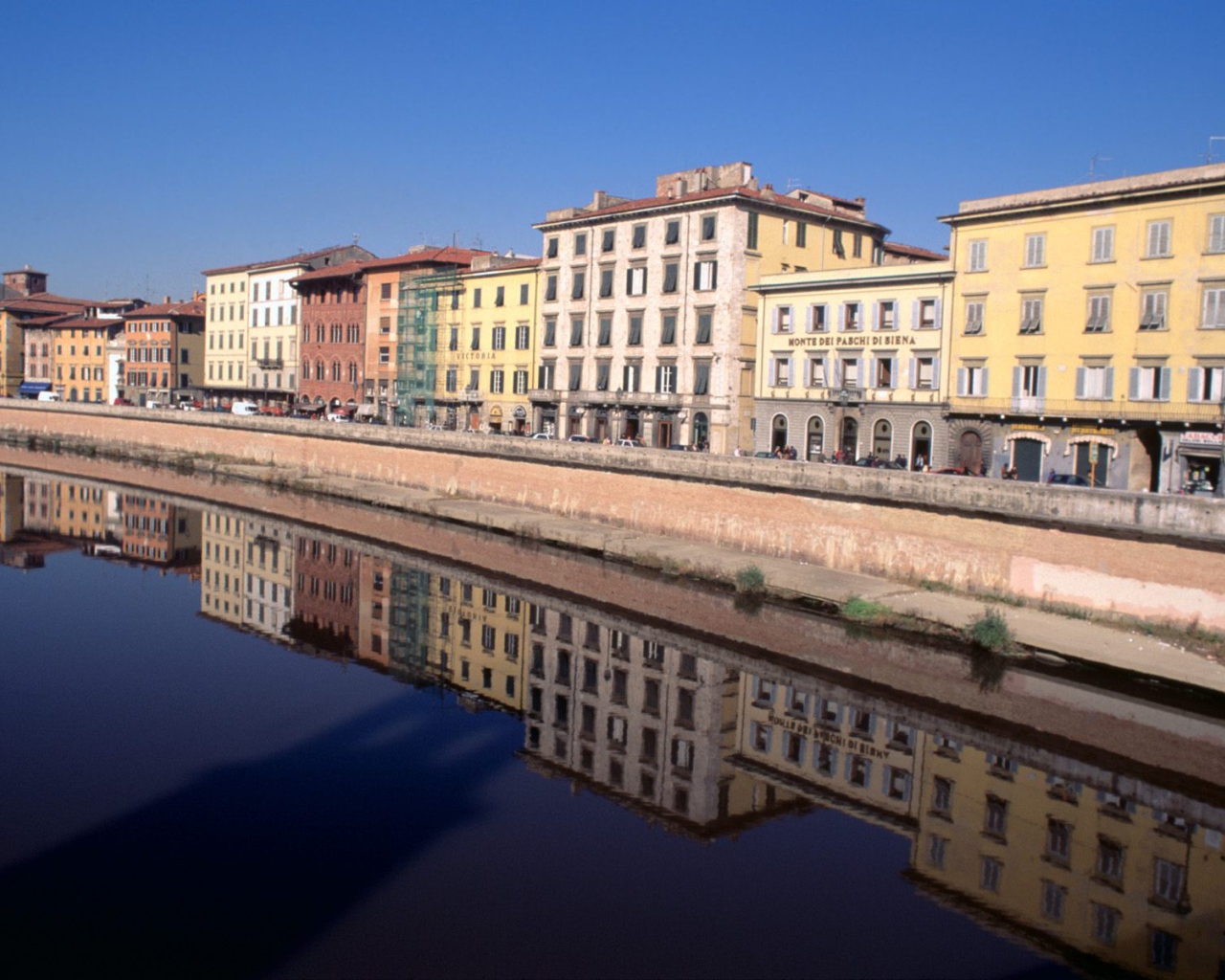 Дома на берегу канала в Пизе, Италия