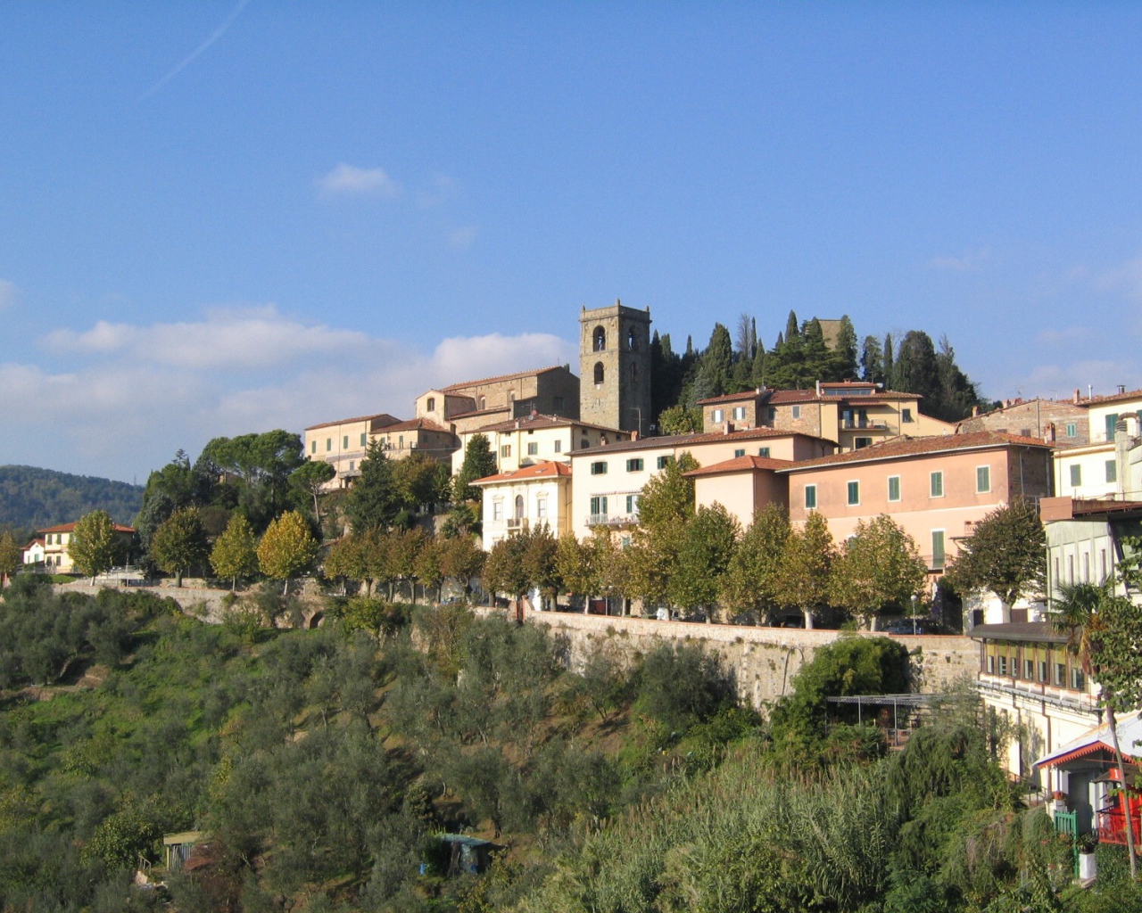 Дома на холме на курорте в Монтекатини Терме, Италия