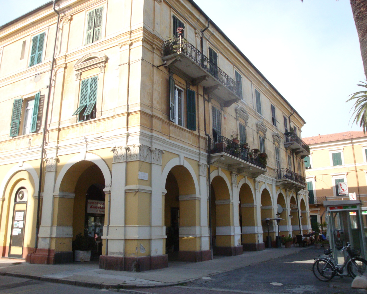 Дом на улице на курорте Диано Марино, Италия