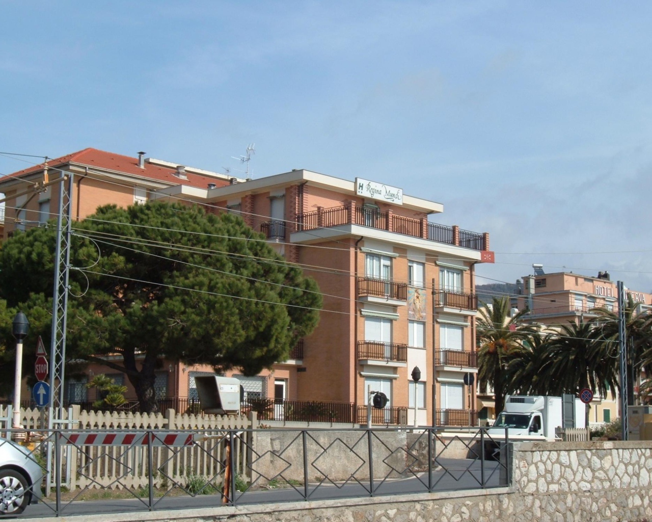 Дома на набережной на курорте в Пьетра Лигуре, Италия