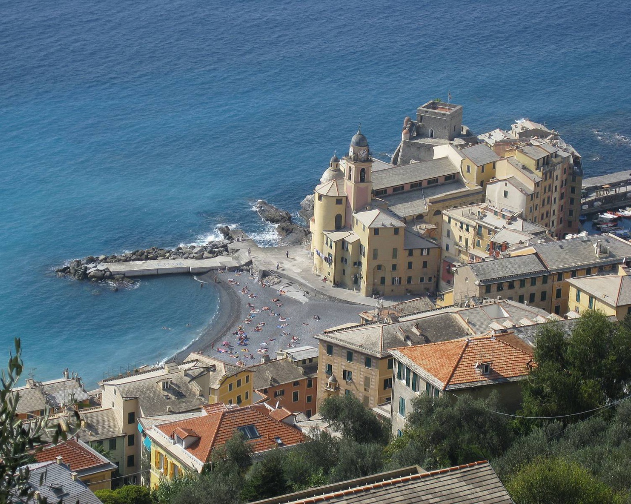 Дома на набережной в Лигурии, Италия