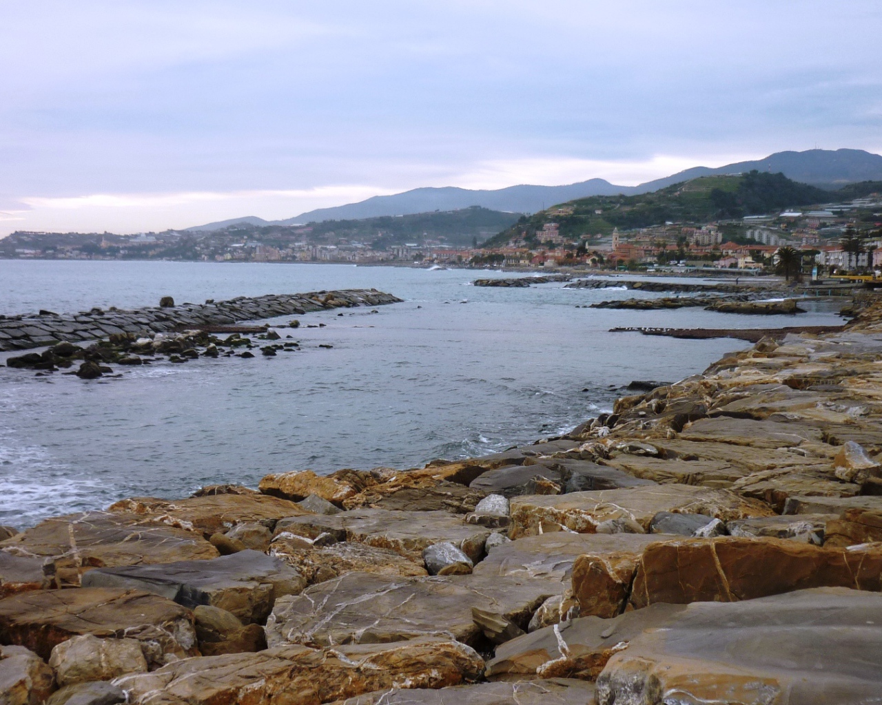 Дома на набережной в Санто Стефано аль Маре, Италия