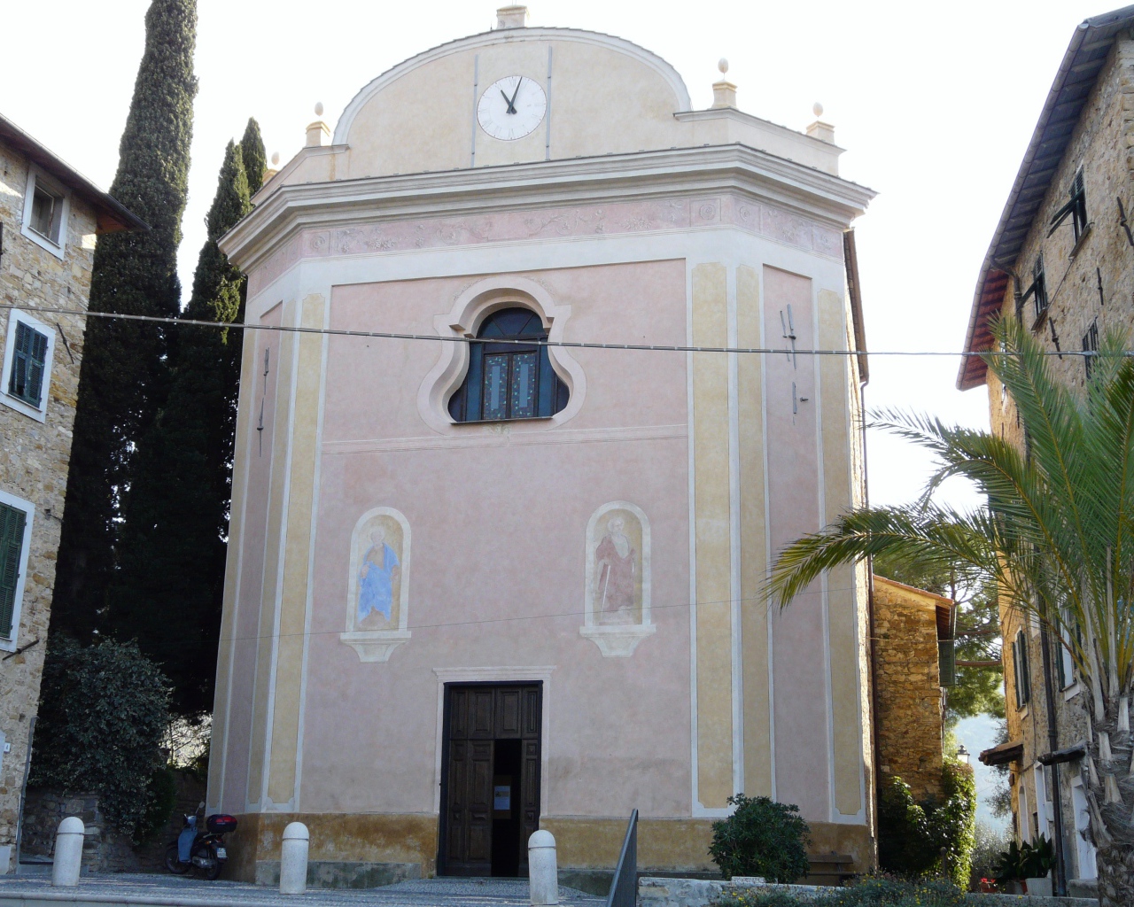 Дом с часам на курорте Бордигера, Италия