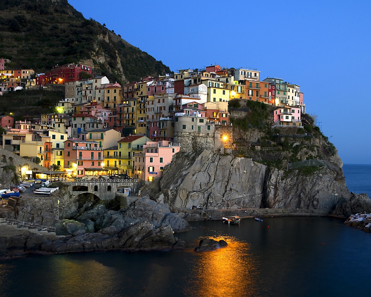 Дома на скале в Лигурии, Италия