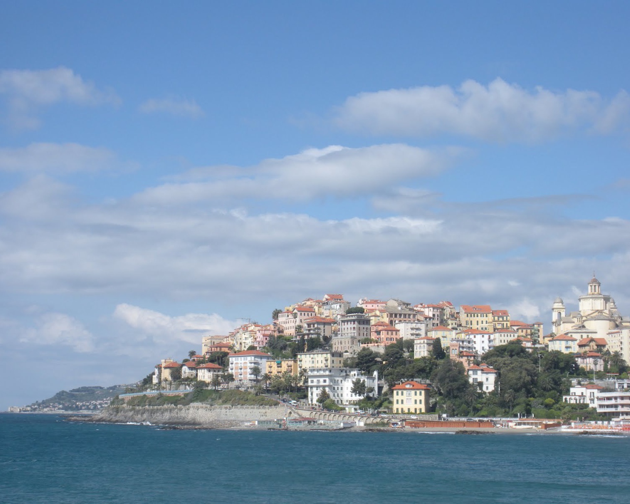 Дома на берегу моря на курорте Империя, Италия