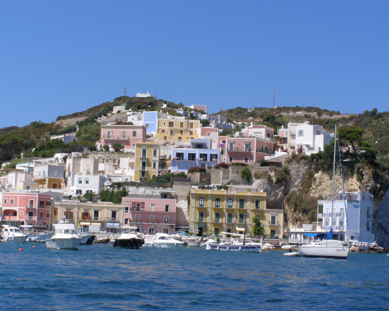 Дома на берегу на острове Понца, Италия