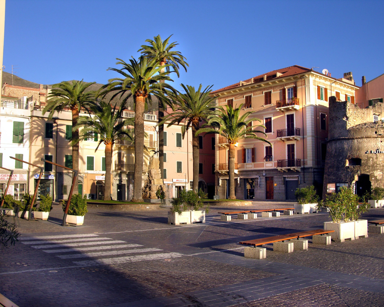 Дома на набережной на курорте Империя, Италия