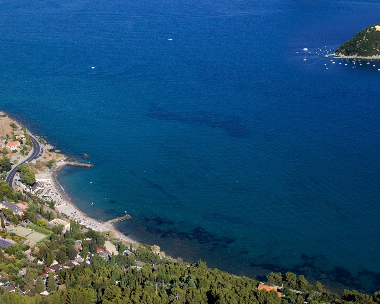 Островок у побережья на курорте Алассио, Италия