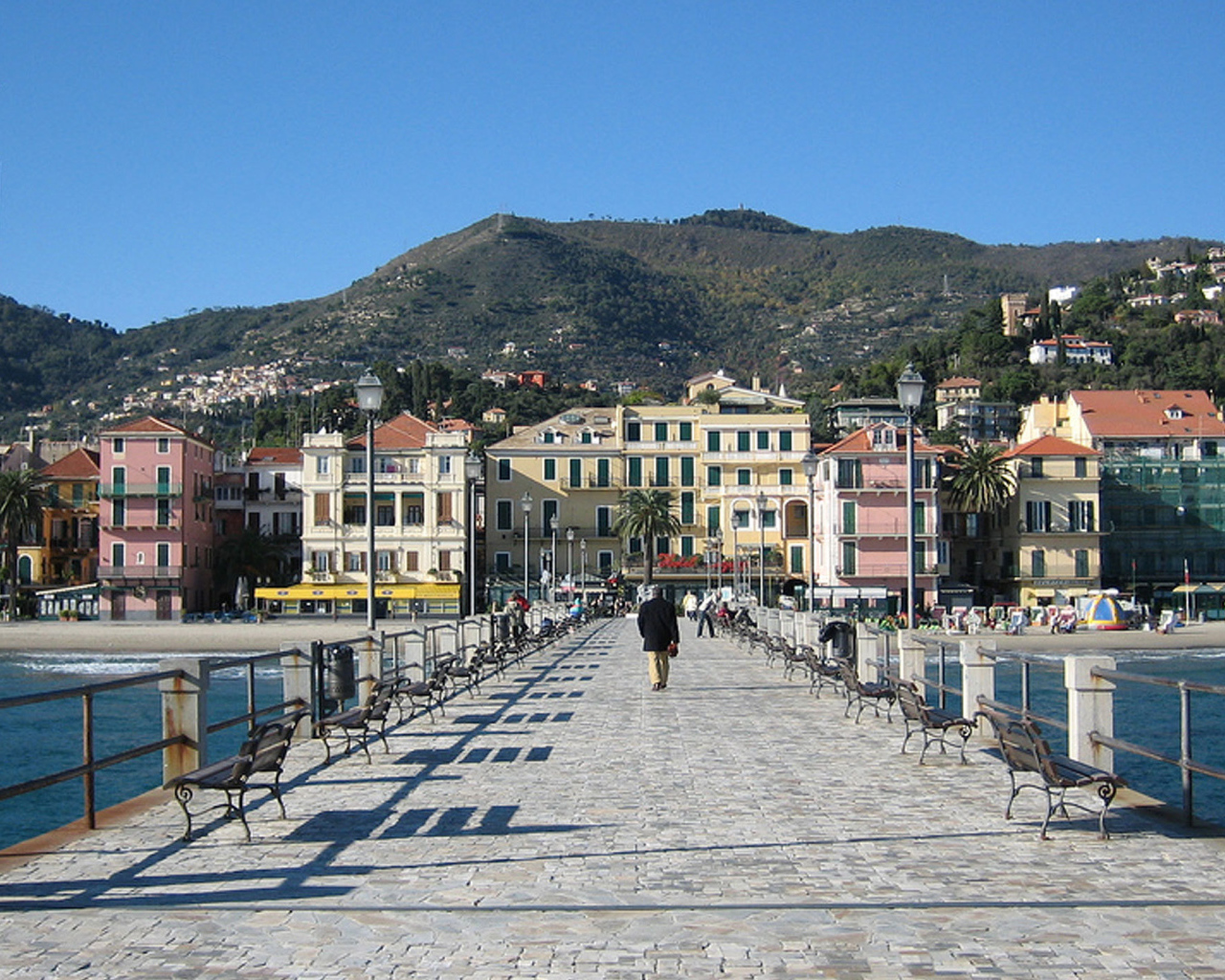 Причал на курорте Алассио, Италия