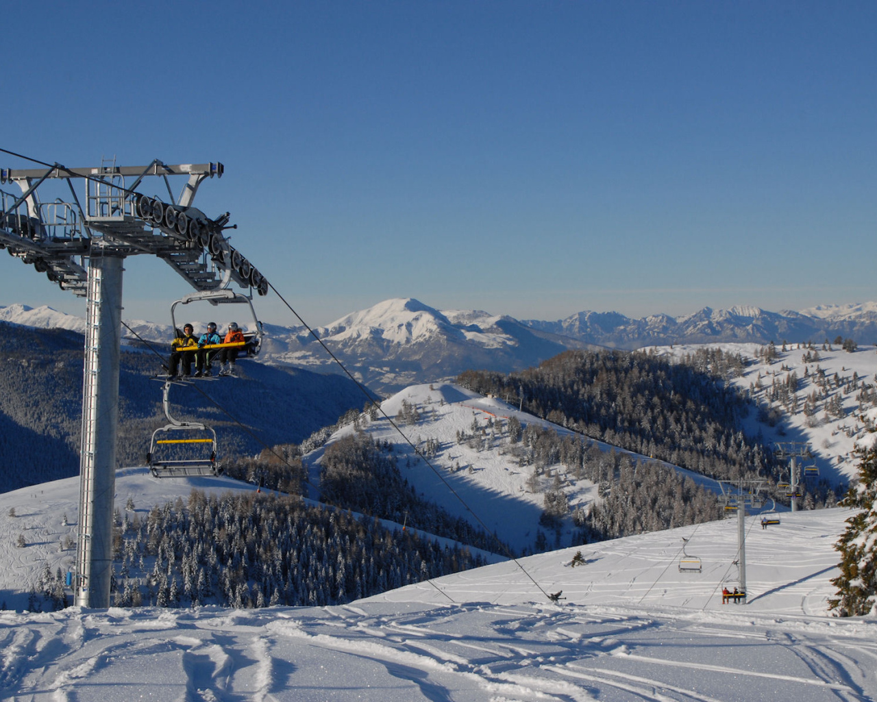 Подъемник на горнолыжном курорте Мадонна ди Кампильо, Италия