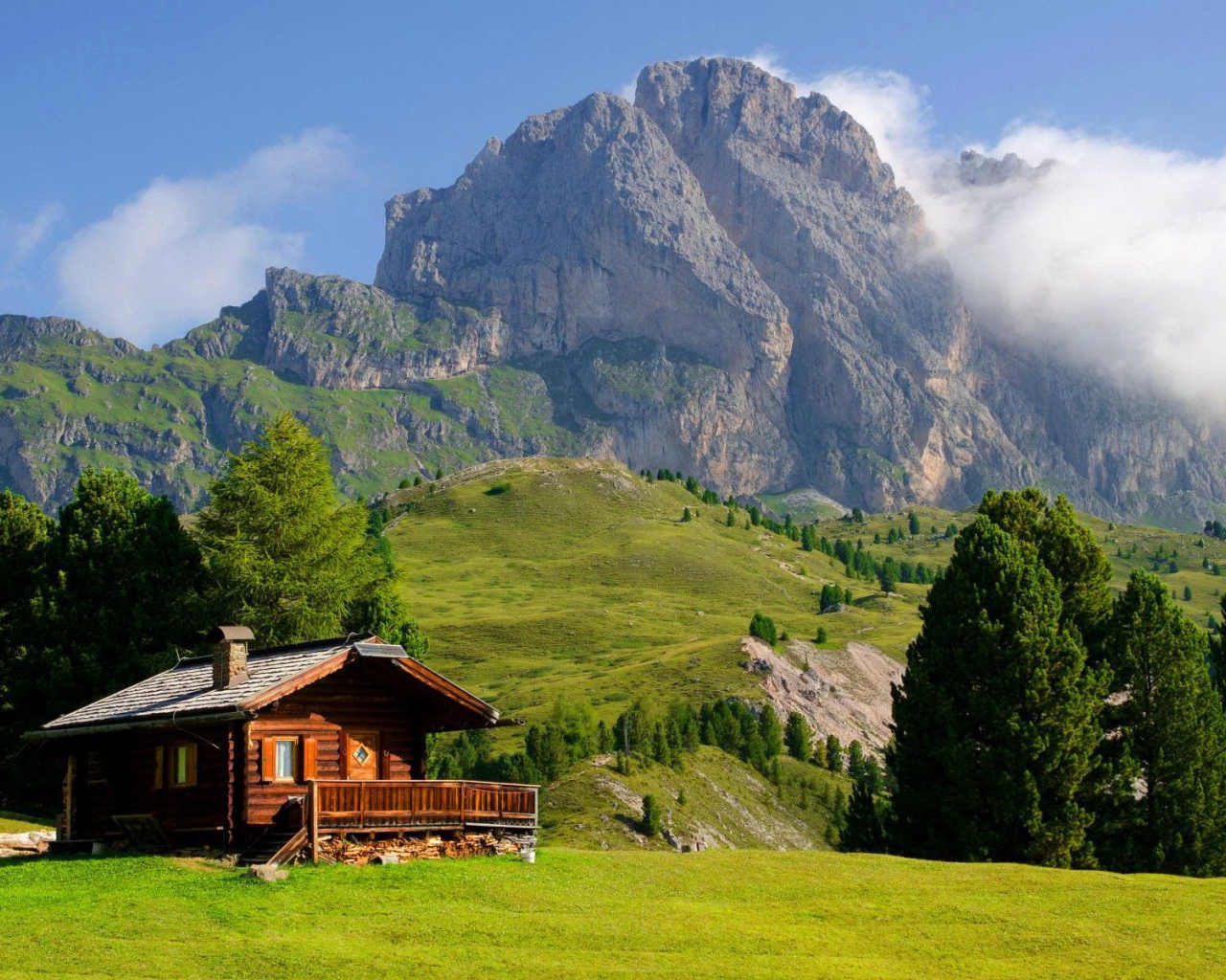 Одинокий дом на горнолыжном курорте Валь Гардена, Италия