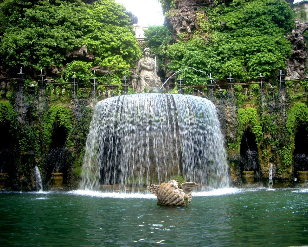 Великолепный фонтан в Тиволи, Италия