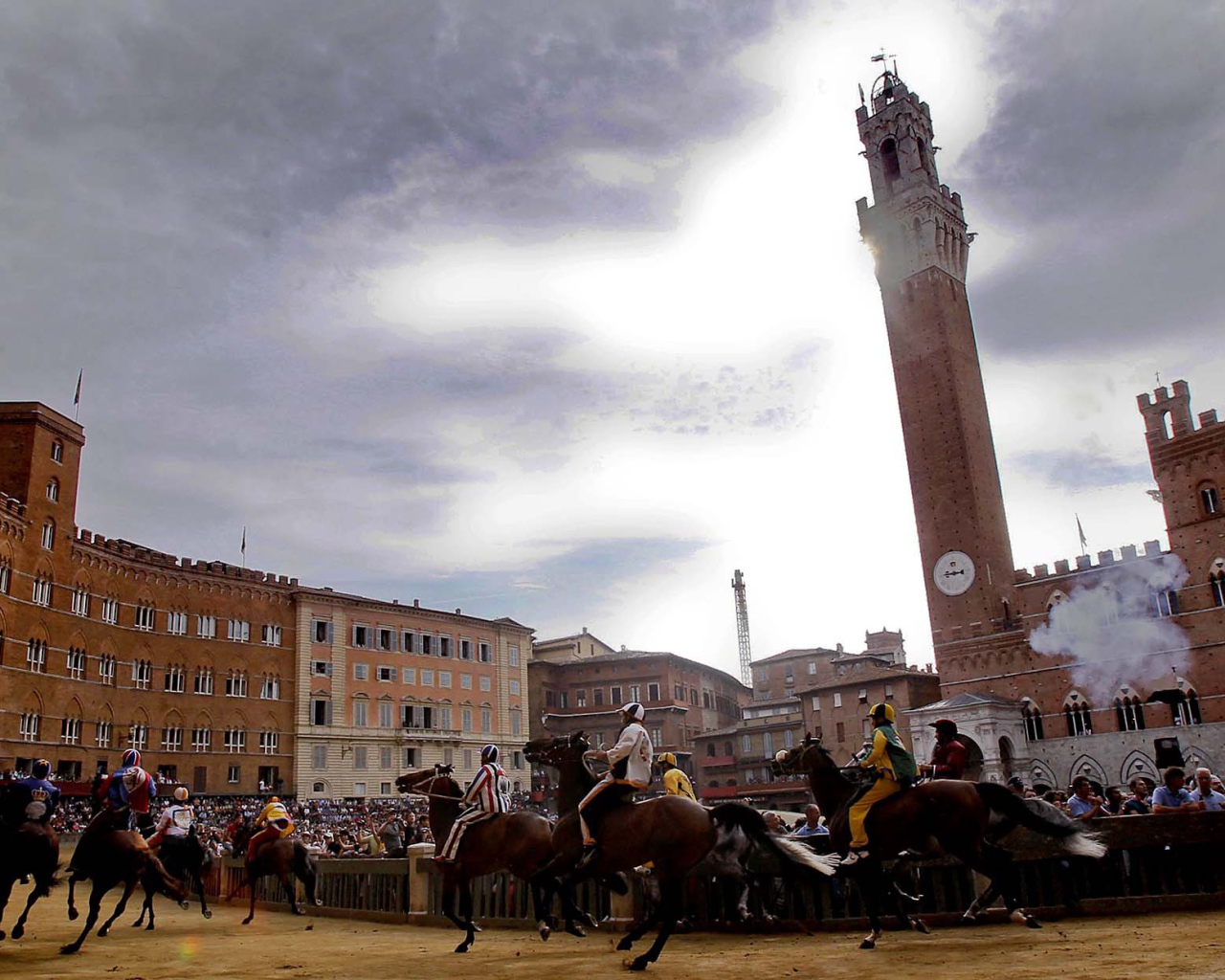 Средневековые скачки в Сиене, Италия