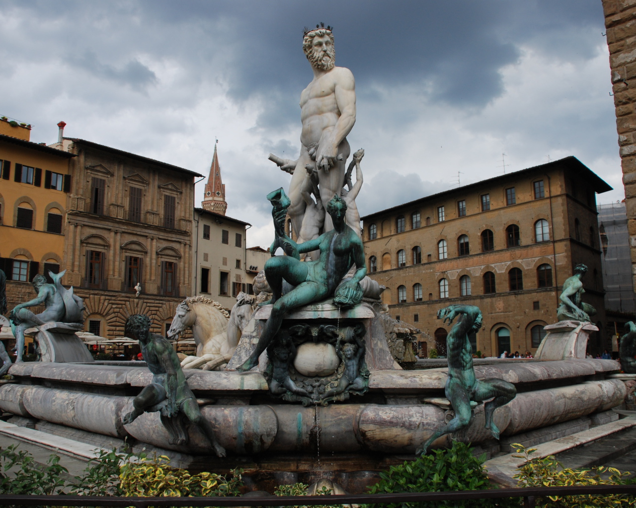 Памятник на фоне зданий во Флоренции, Италия