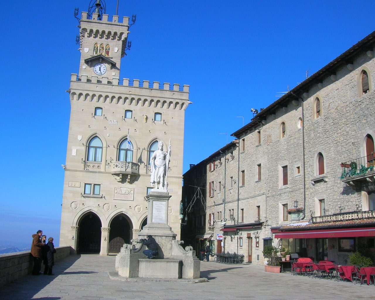 Памятник на площади в Сан Марино, Италия