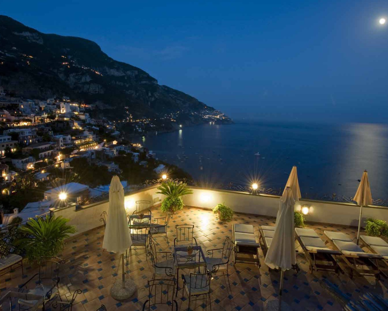 Луна над заливом на курорте Позитано, Италия