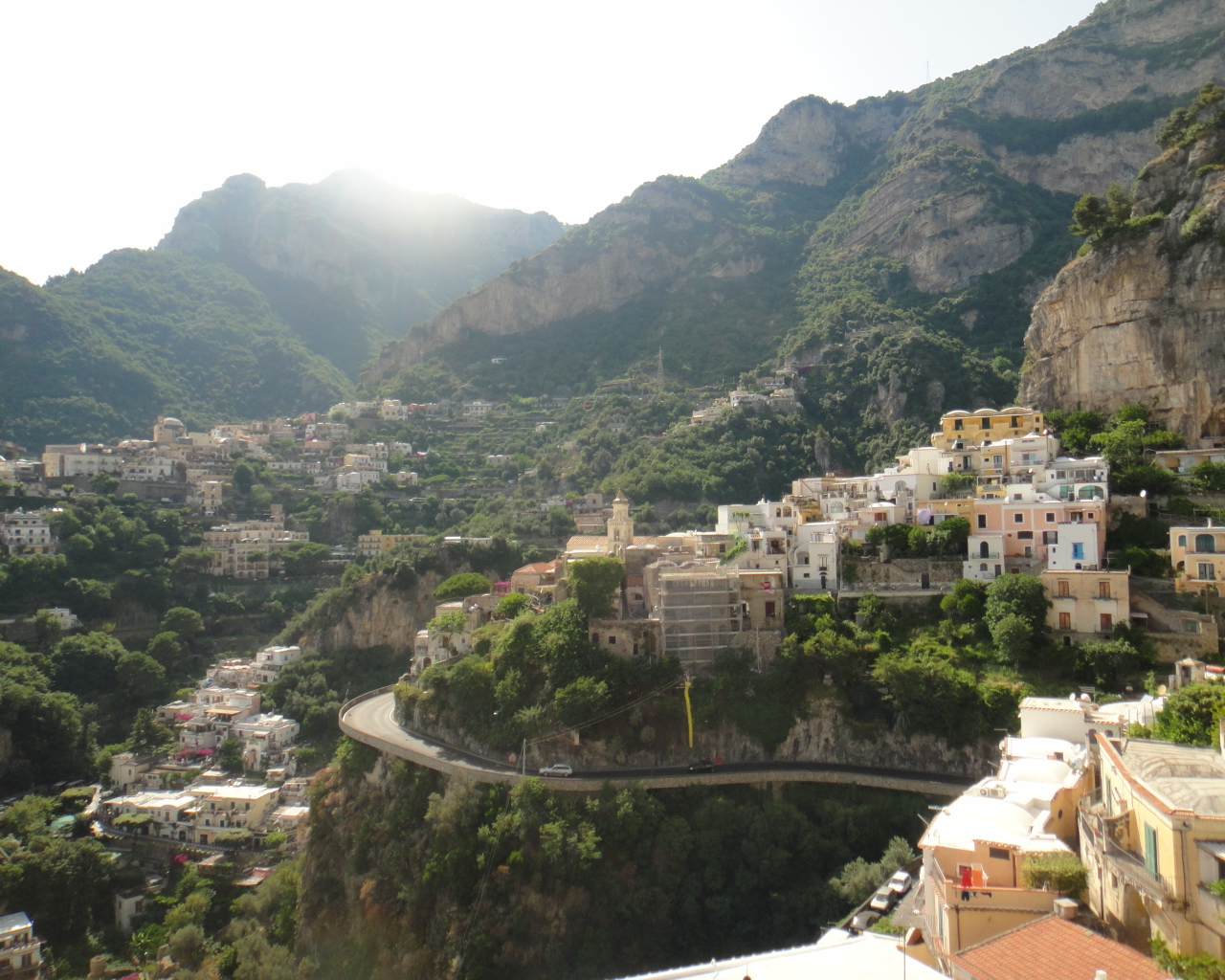 Горная дорога на курорте Позитано, Италия