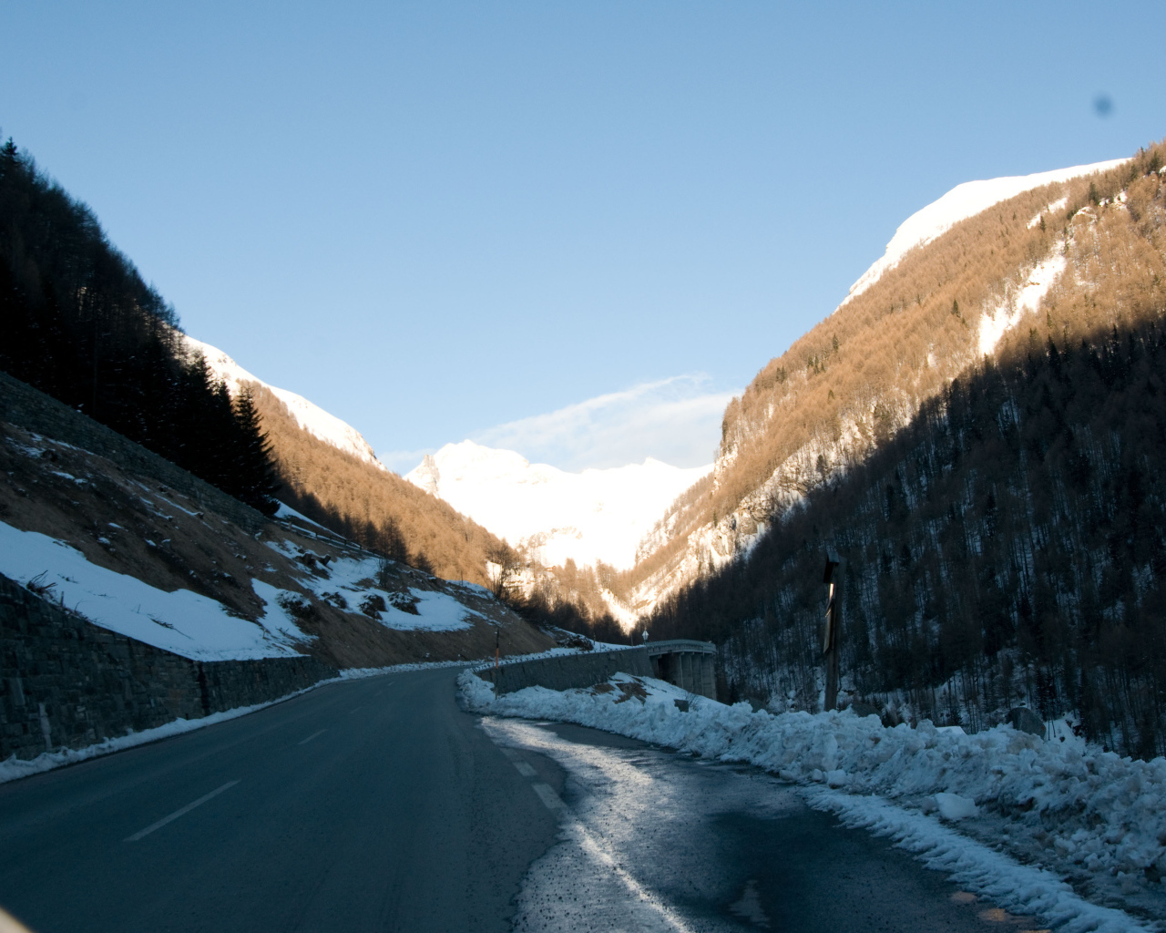 Горная дорога на горнолыжном курорте Кортина д'Ампеццо, Италия