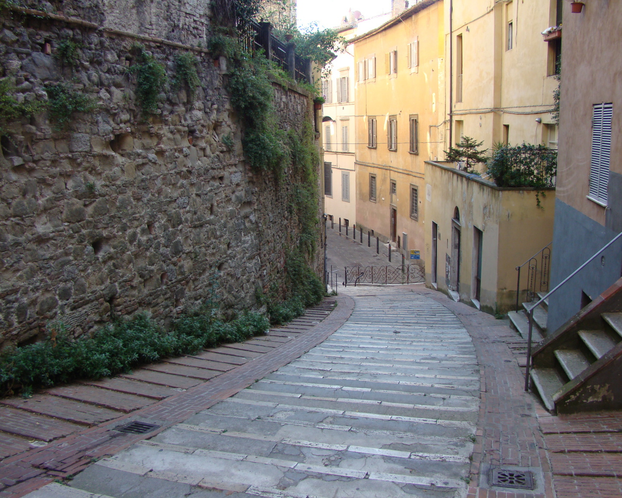 Узкие улочки в Перудже, Италия