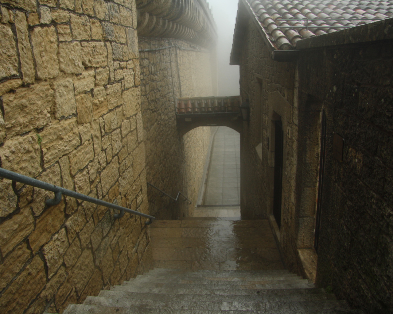 Узкие улочки в Сан Марино, Италия