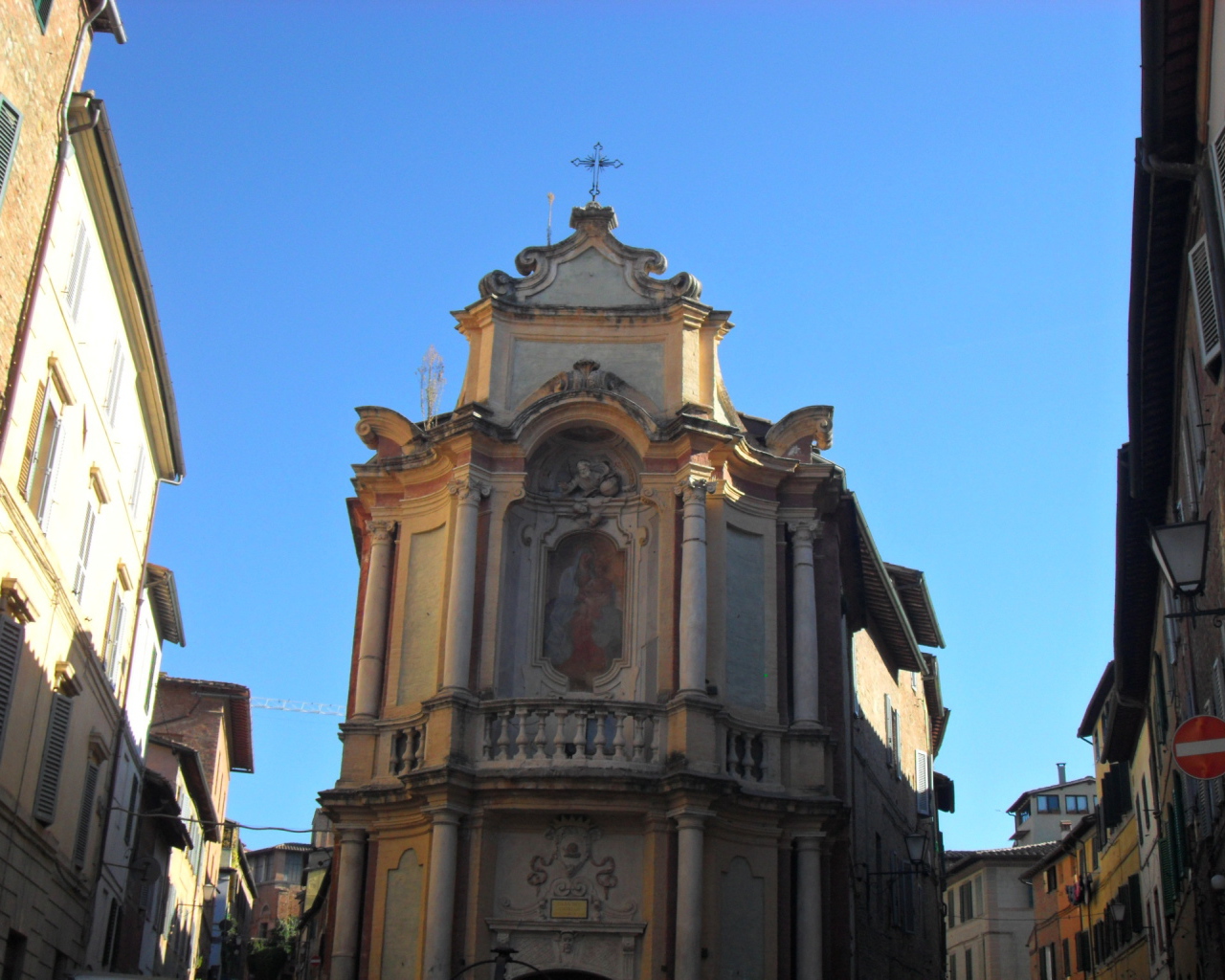 Узкие улочки в Сиене, Италия