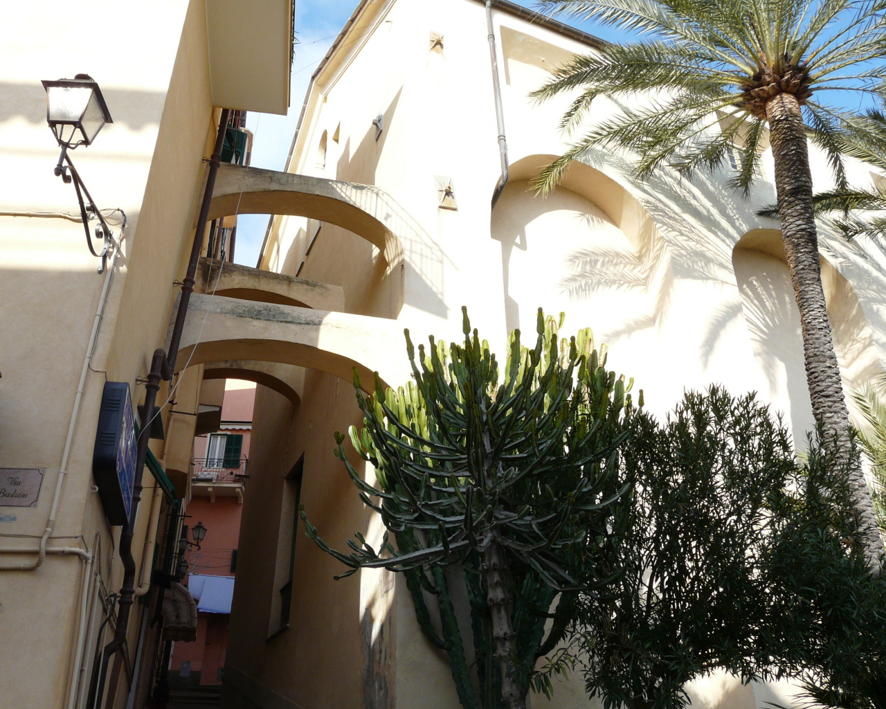 Узкие улочки в городе на курорте Бордигера, Италия