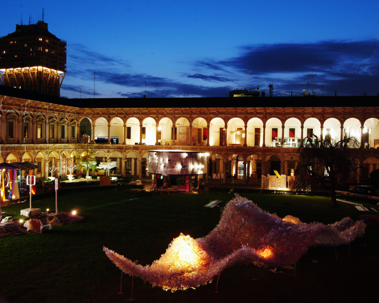 Ночная площадь в Милане, Италия