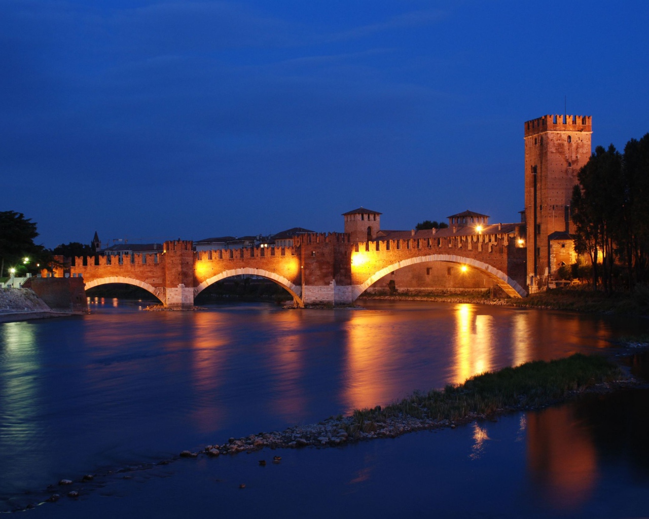Ночной мост в Вероне, Италия