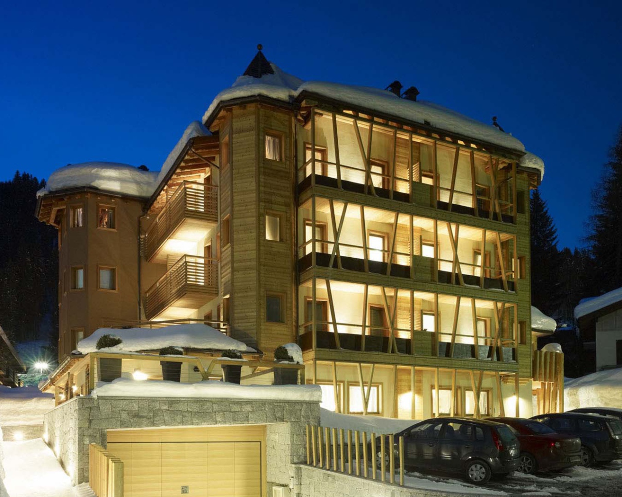 Ночные огни на горнолыжном курорте Мадонна ди Кампильо, Италия