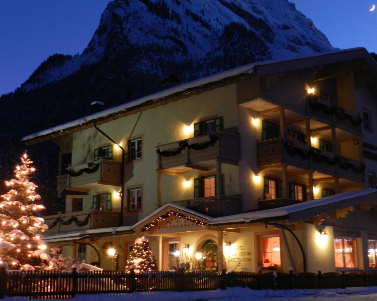 Ночные огни на горнолыжном курорте Валь-Ди-Фасса, Италия