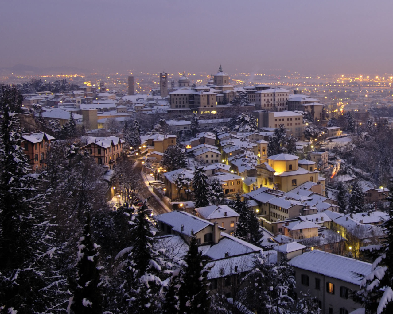 Ночные огни в Бергамо, Италия