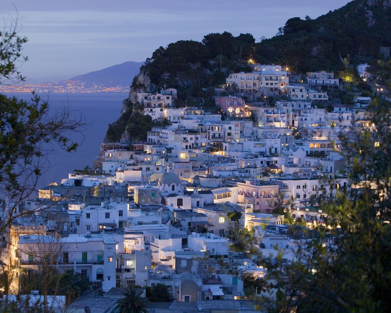 Ночные огни в Неаполе, Италия