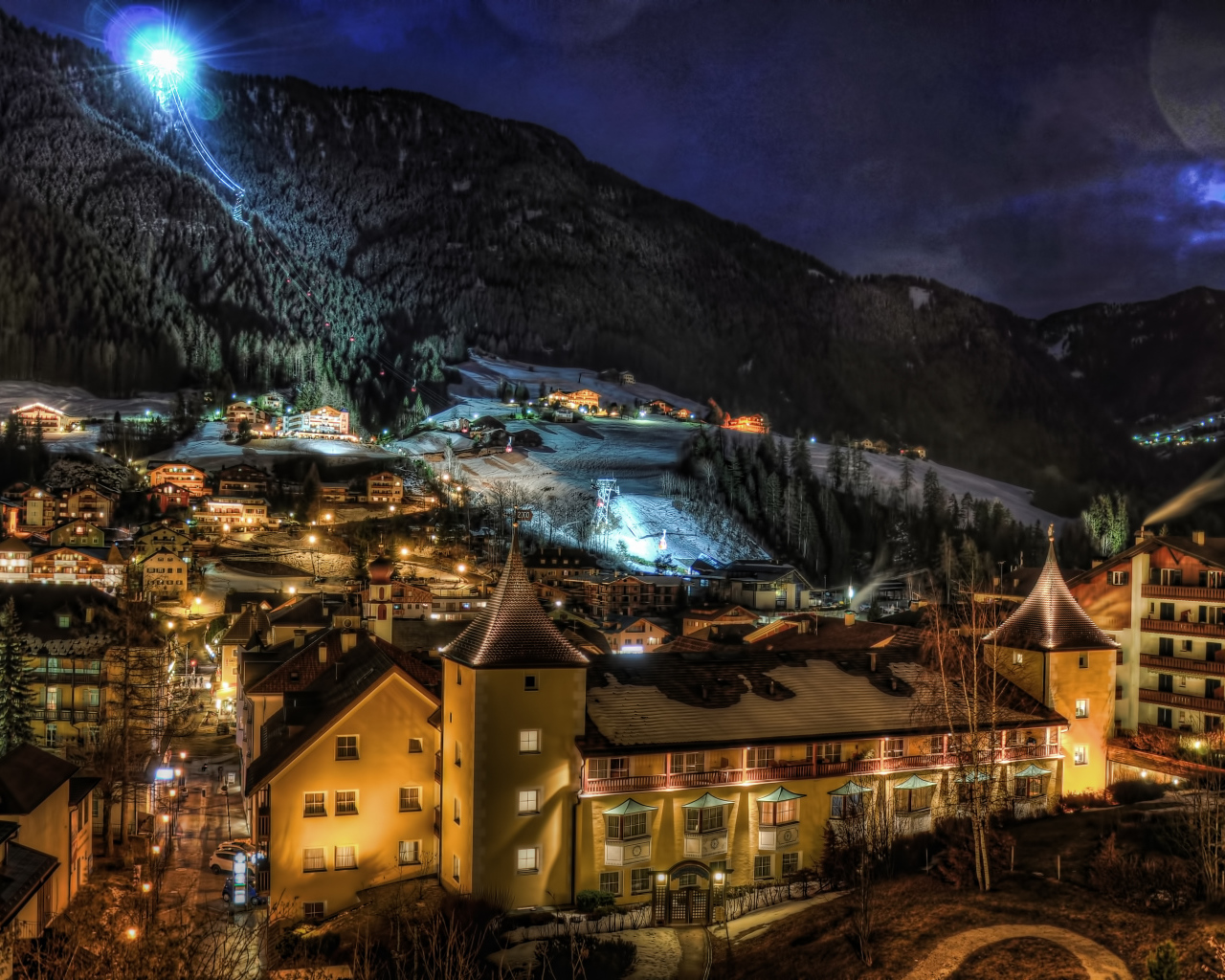 Ночные огни на курорте Ортизей, Италия