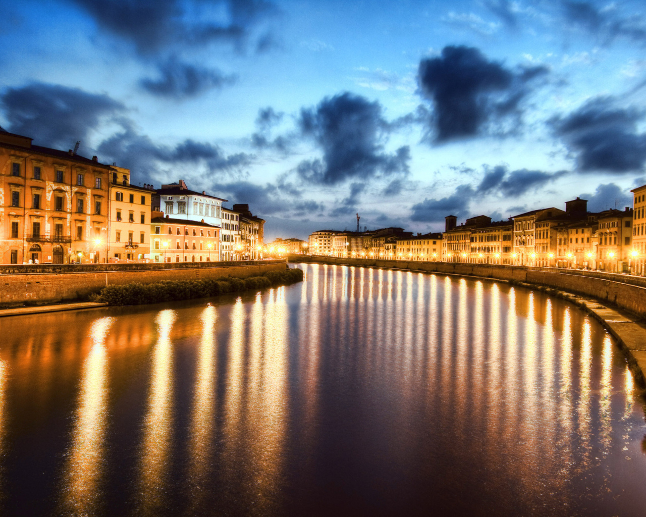 Ночные огни в Пизе, Италия