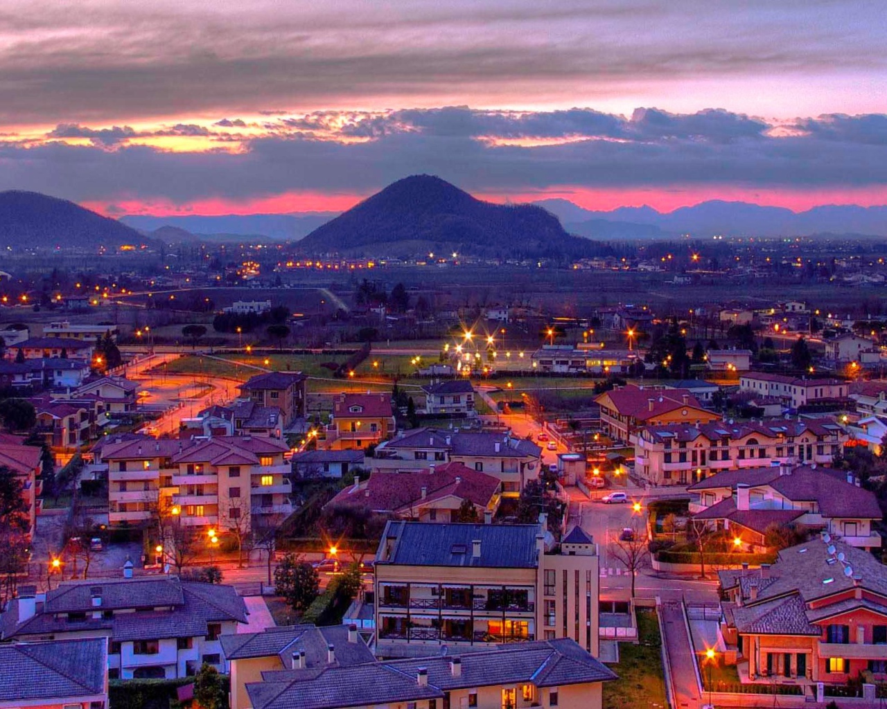 Ночные огни на курорте Абано Терме, Италия