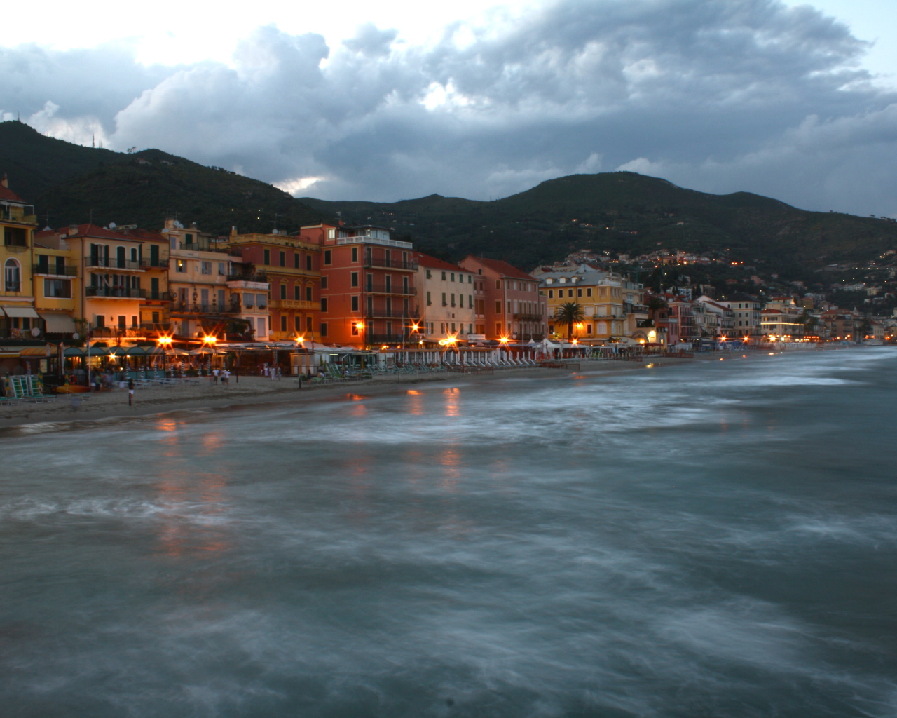 Ночные огни на курорте Алассио, Италия