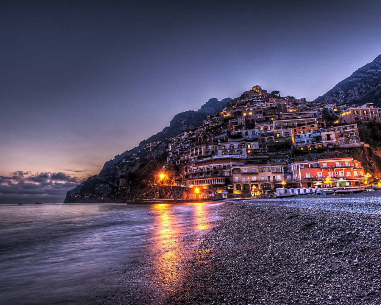 Ночные огни на курорте Позитано, Италия