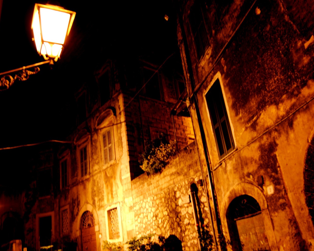 Ночная улица на курорте Фьюджи, Италия