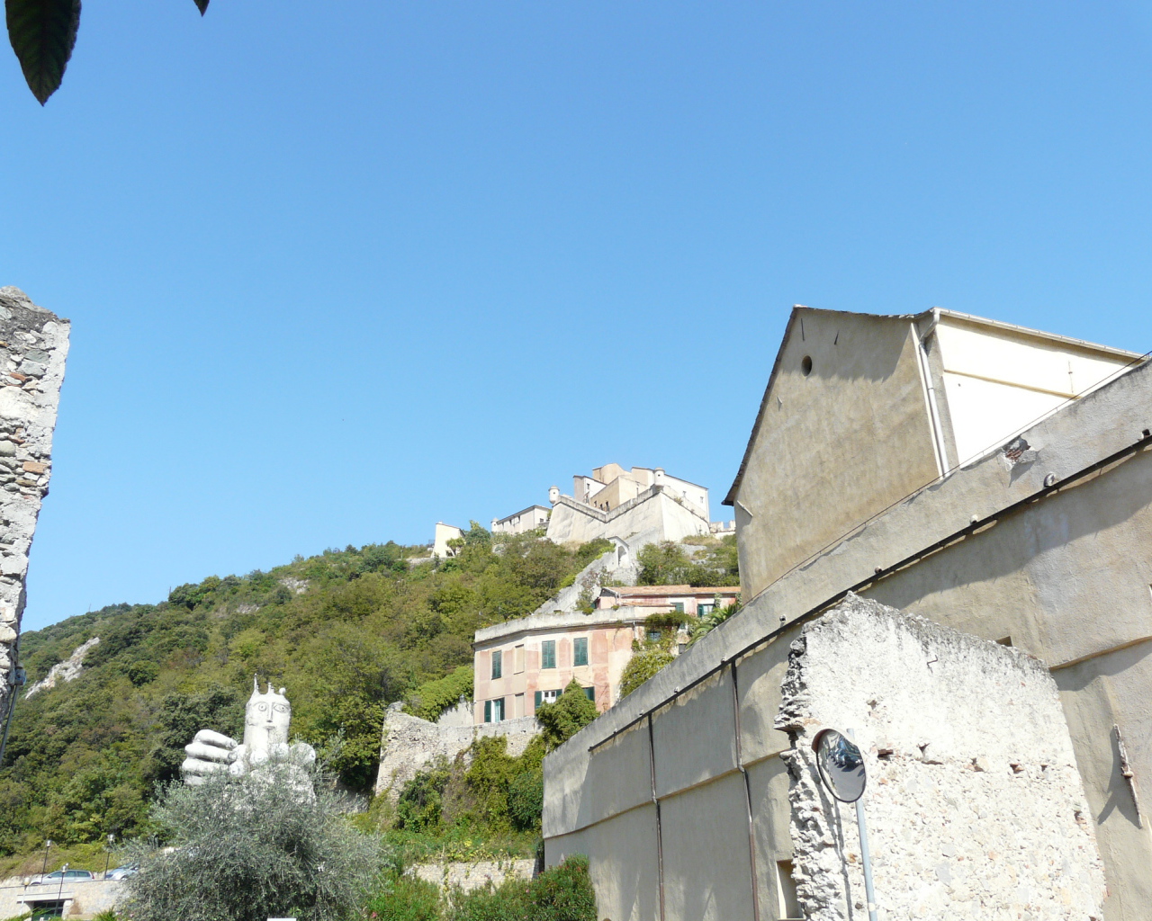 Старинные здания на курорте Финале Лигуре, Италия